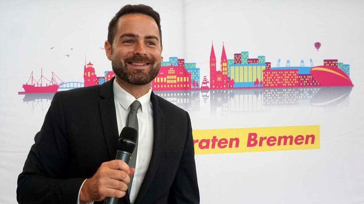 Thore Schäck vor Plakat