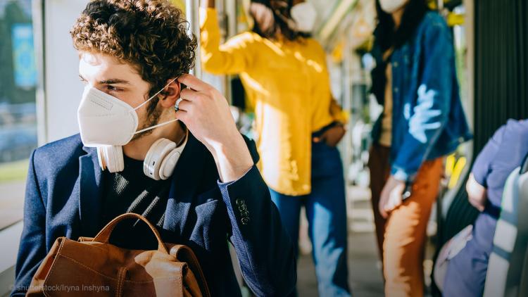 Menschen mit Maske in einer Straßenbahn