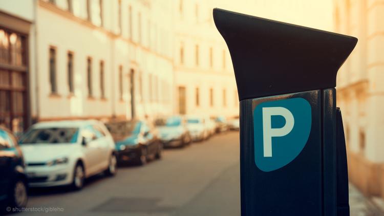 Parkuhr an einer Straße mit parkenden Autos