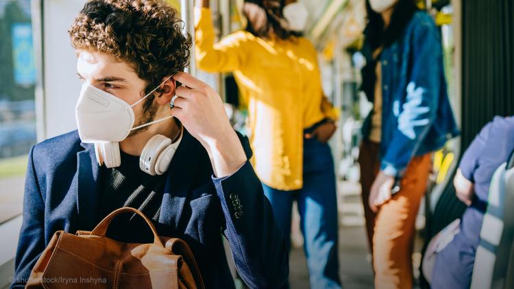 Menschen mit Maske in einer Straßenbahn 