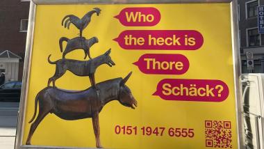 Fahrende Großfläche mit den Bremer Stadtmusikanten und Sprechblasen: Who the heck is Thore Schäck?